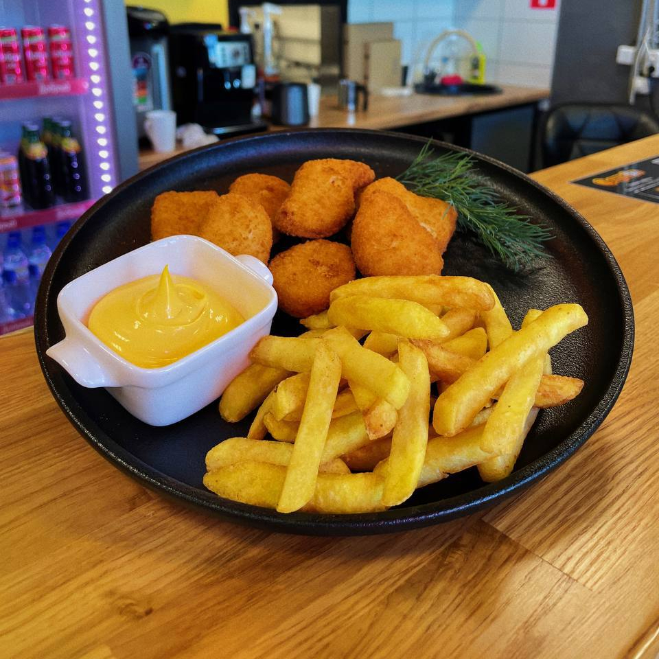 Комбо 4- Наггетсы с картофелем фри и соусом