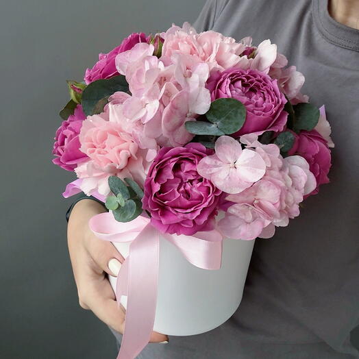 PEONY BOX: Сочный Пионовидный: пионовидные розы, гортензия и диантус с эвкалиптом в шляпной коробке