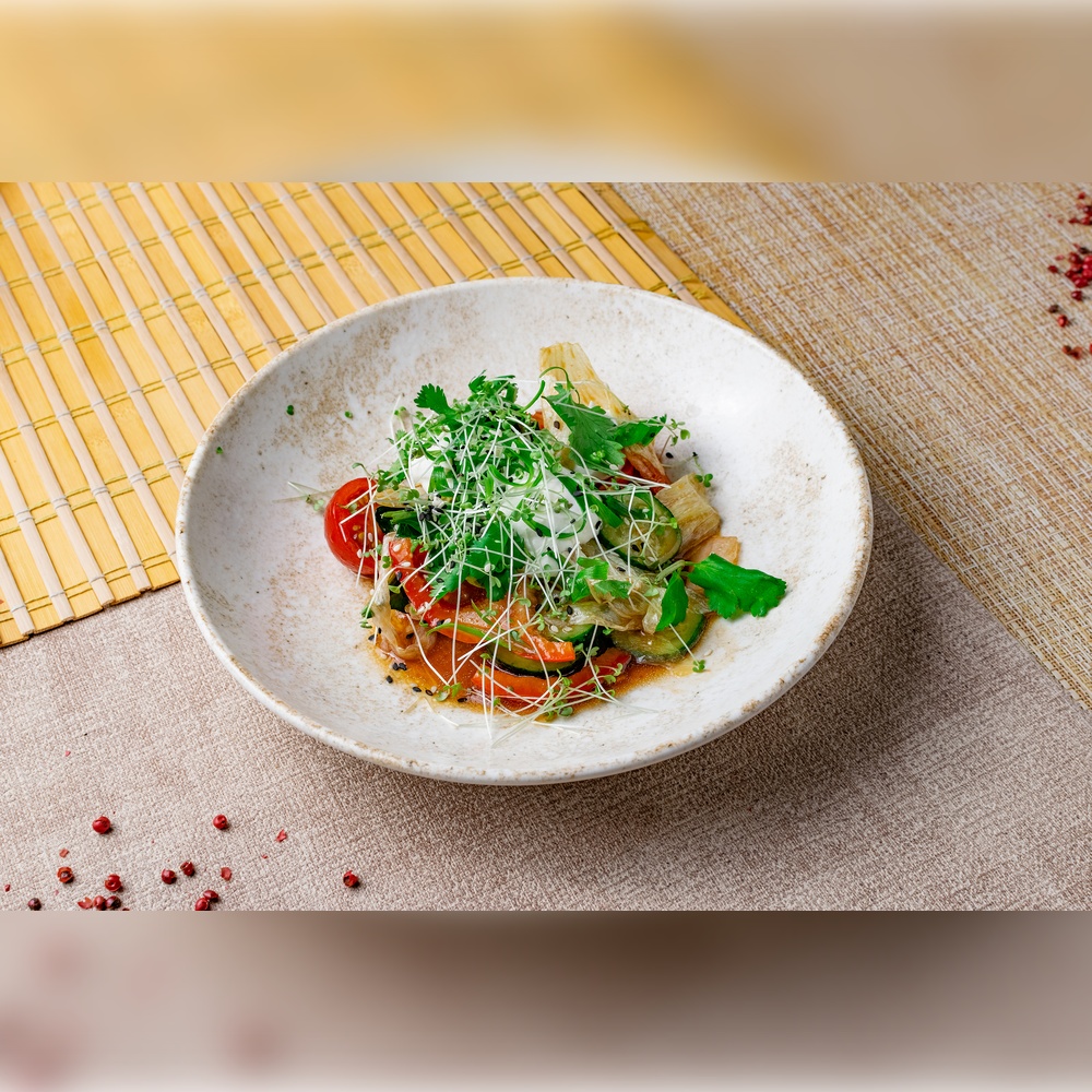 Салат овощной с молодым сыром