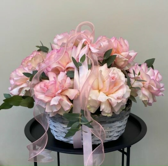 Корзина нежных французских роз