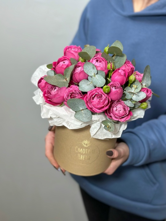 Крафтовая коробка с пионовидными розами