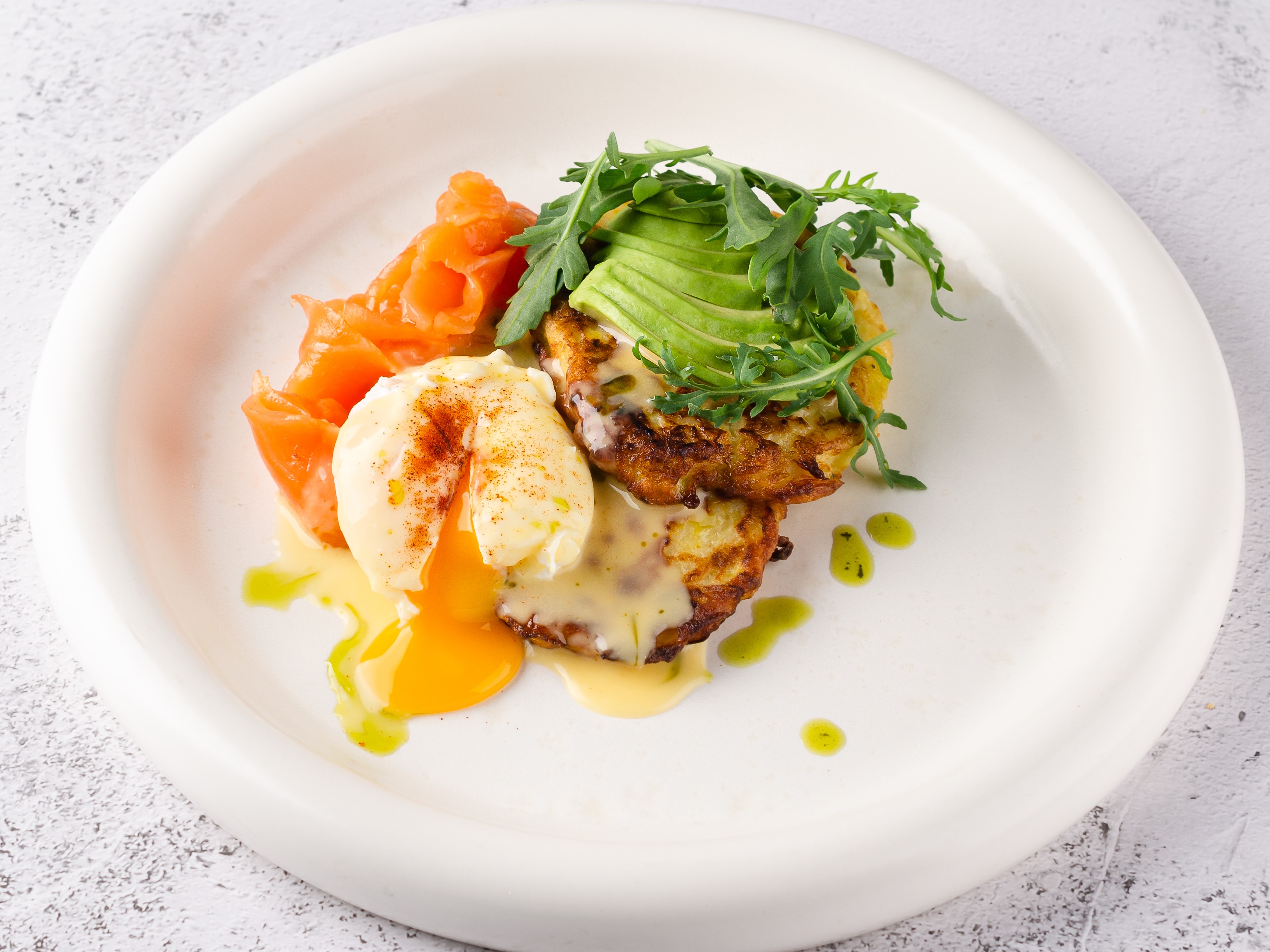 Оладьи из цукини с лососем и яйцом пашот