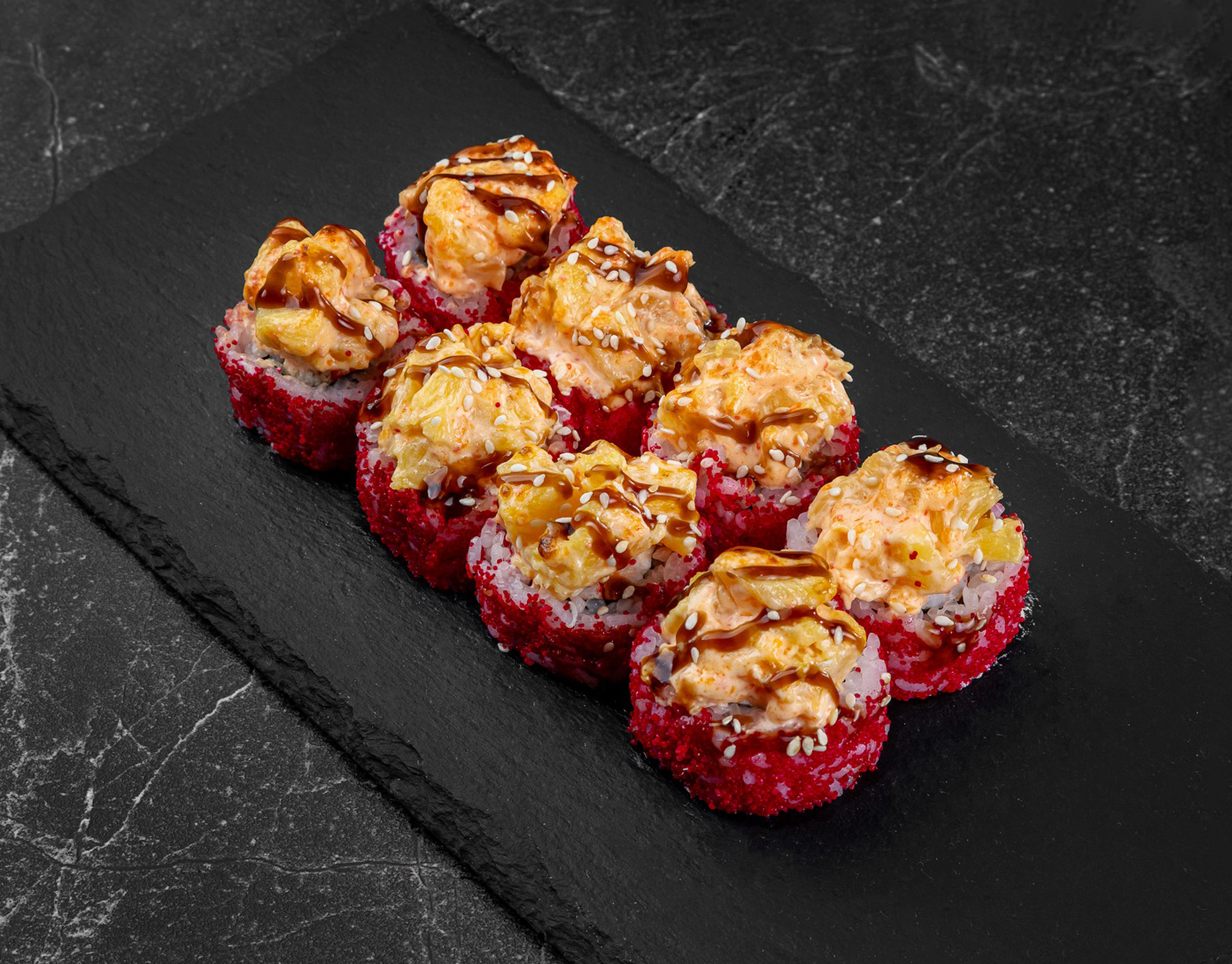 Ролл с крабом и ананасом