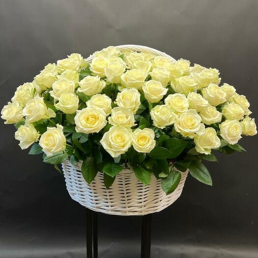 Корзина с белыми розами