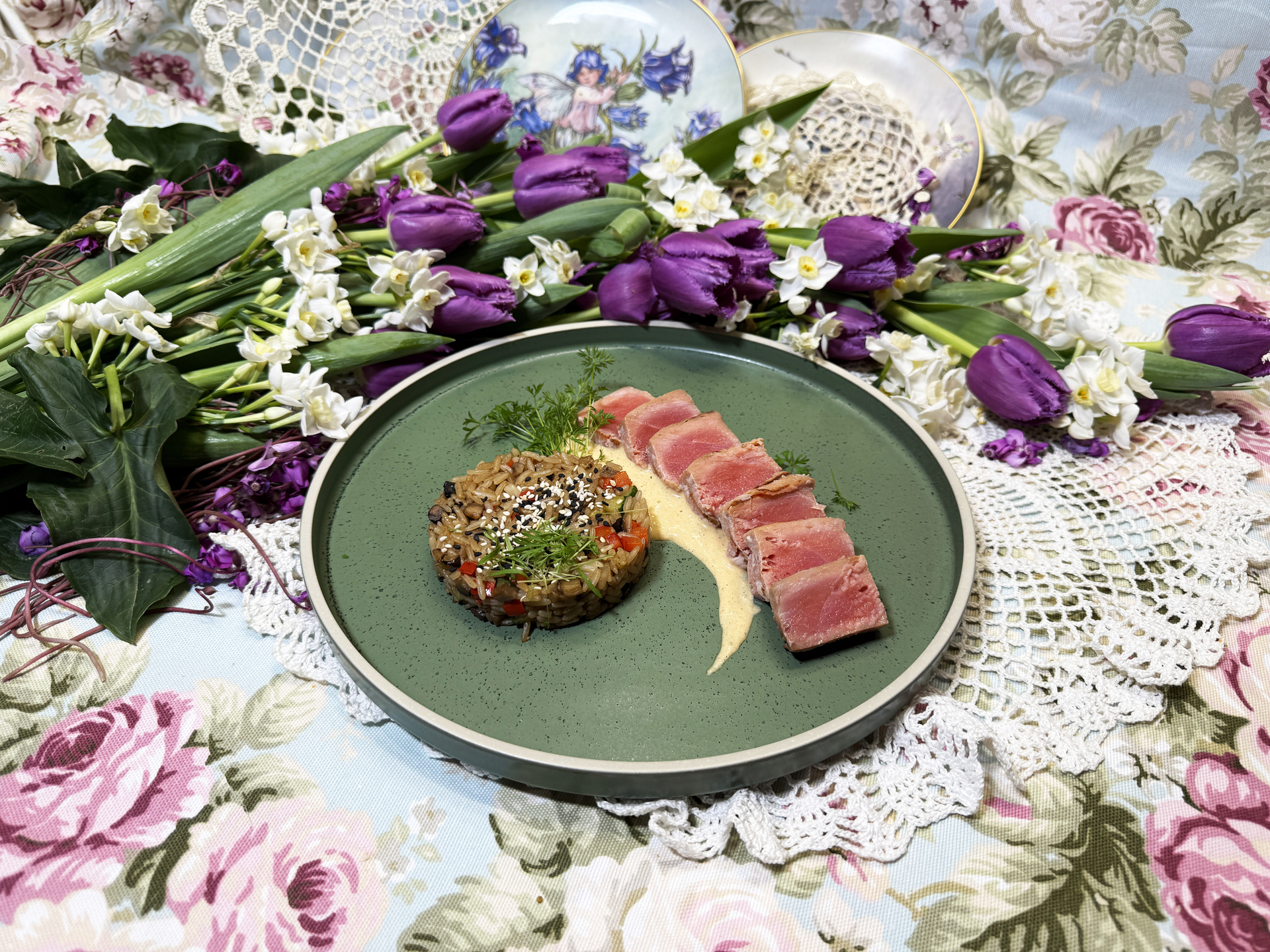 Стейк из тунца с жареным рисом и соусом вителло тоннато