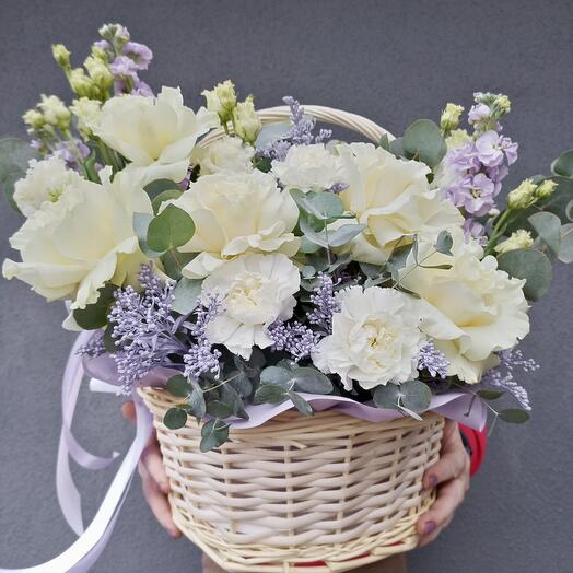 Корзина с французскими розами и маттиолой