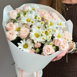 Ромашки с кустовыми розами