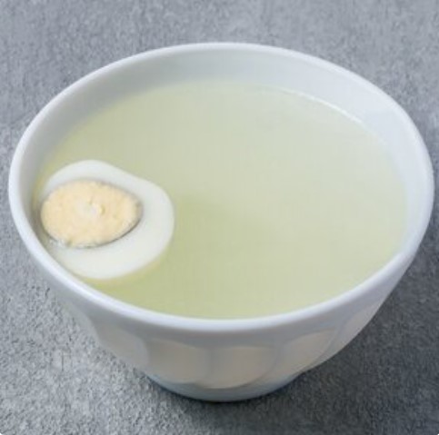 Куриный бульон с яйцом