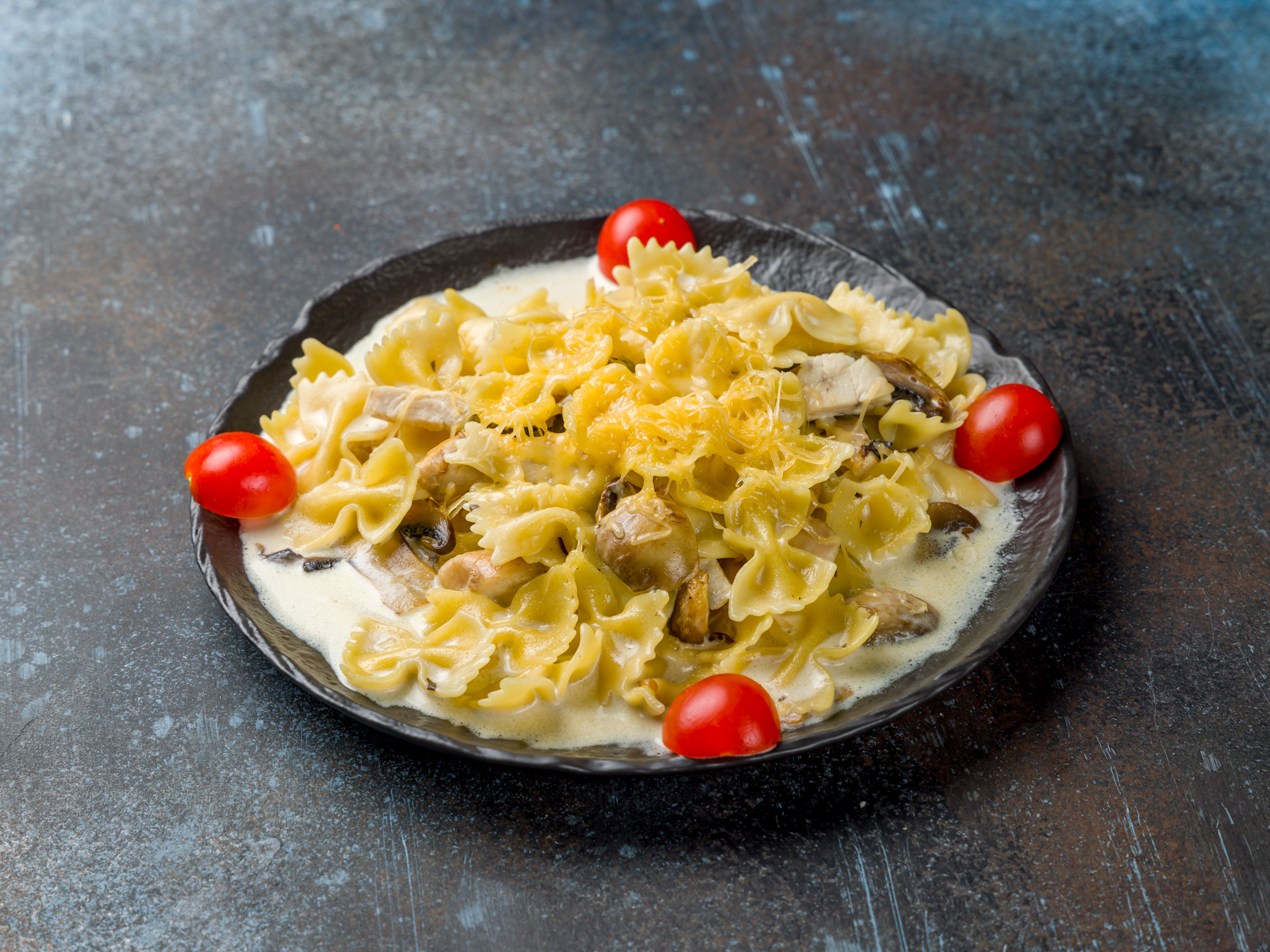 Фарфалле с курицей и грибами