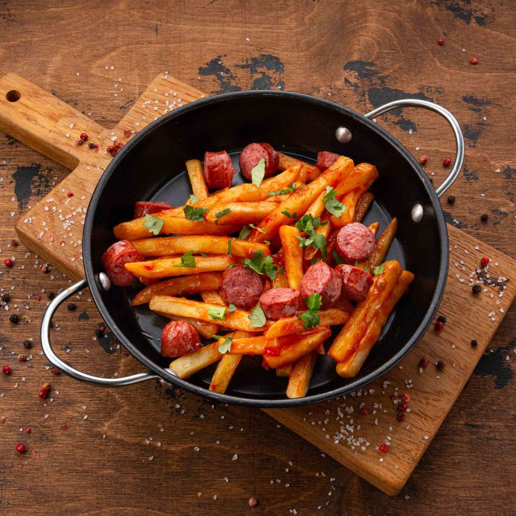 Картофель фри с колбасками и соусом сальса