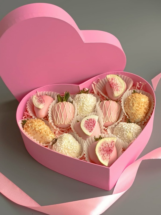 Сердечко с клубникой в шоколаде