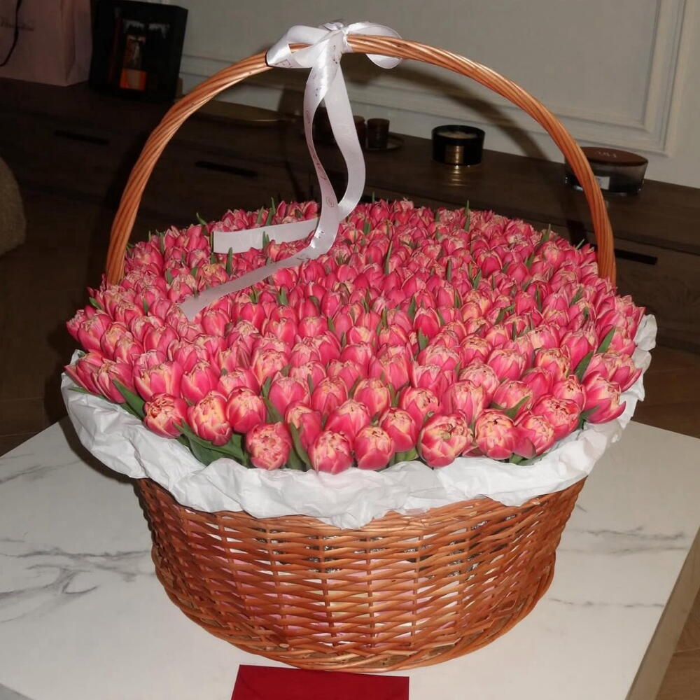 201 тюльпан в корзине