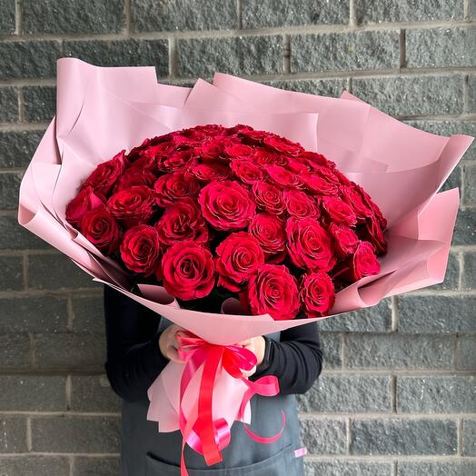 Букет из 51 красной розы в стильной упаковке