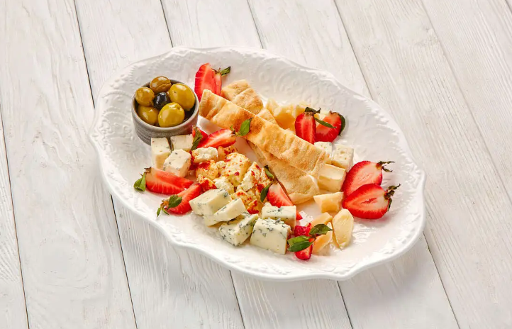Итальянские сыры и оливки
