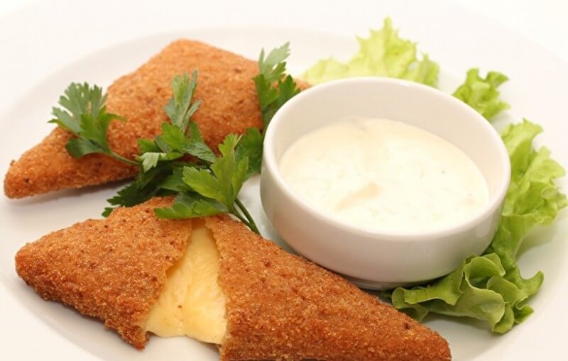 Жареный сыр Камамбер с соусом