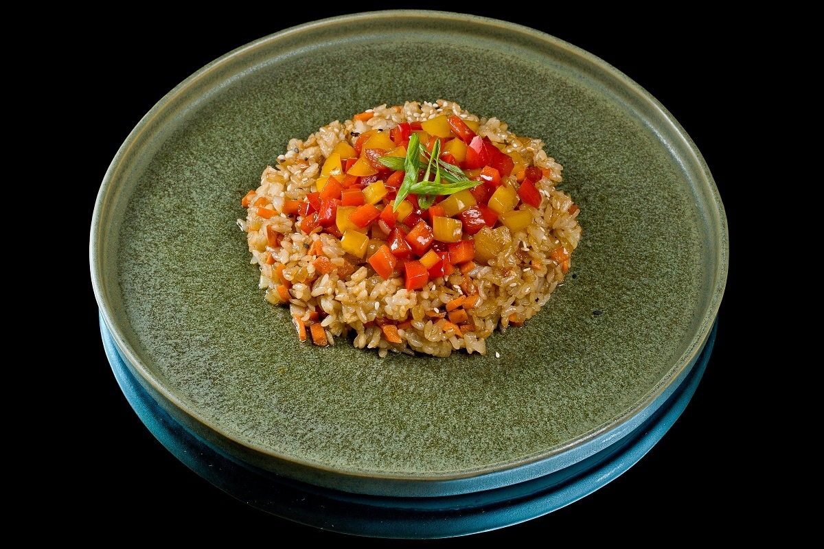 Жареный рис с овощами