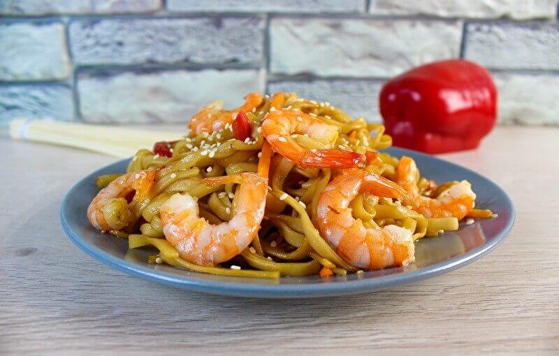 WOK с креветками и кальмарами