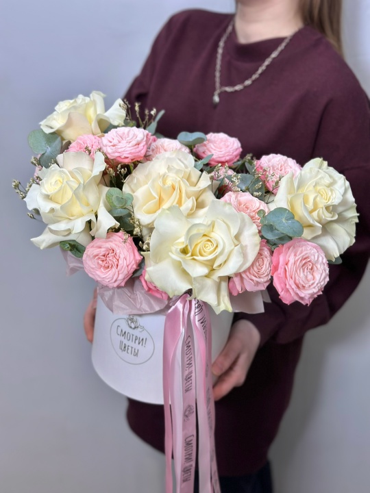 Коробка с белыми розами Софи Лорен