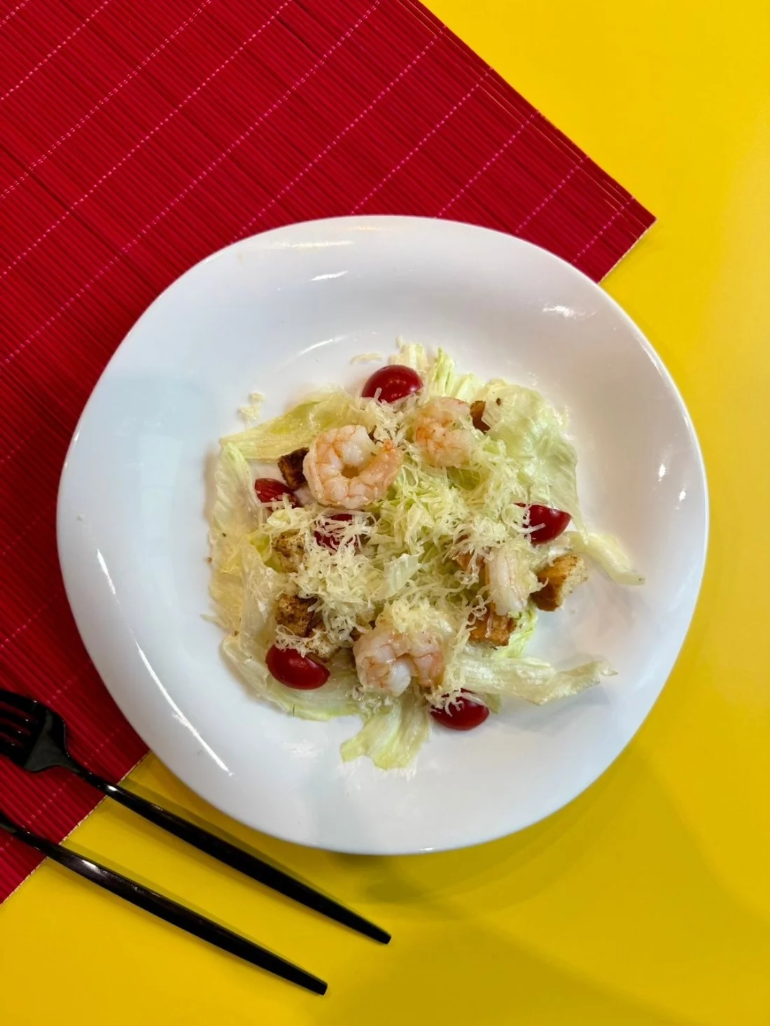 Салат Цезарь с креветками