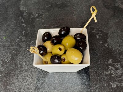 Маслины и оливки