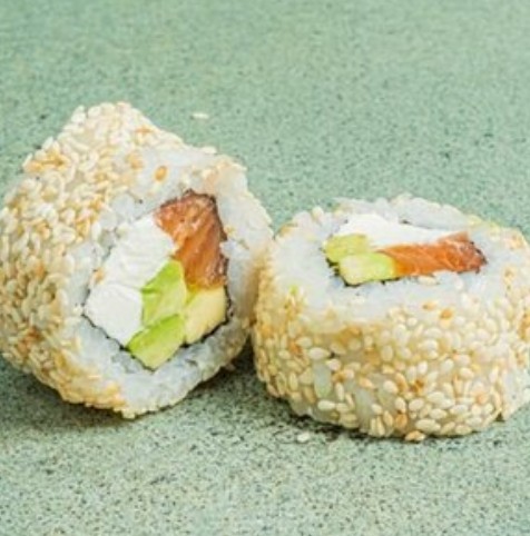 Ролл Филадельфия в кунжуте с авокадо