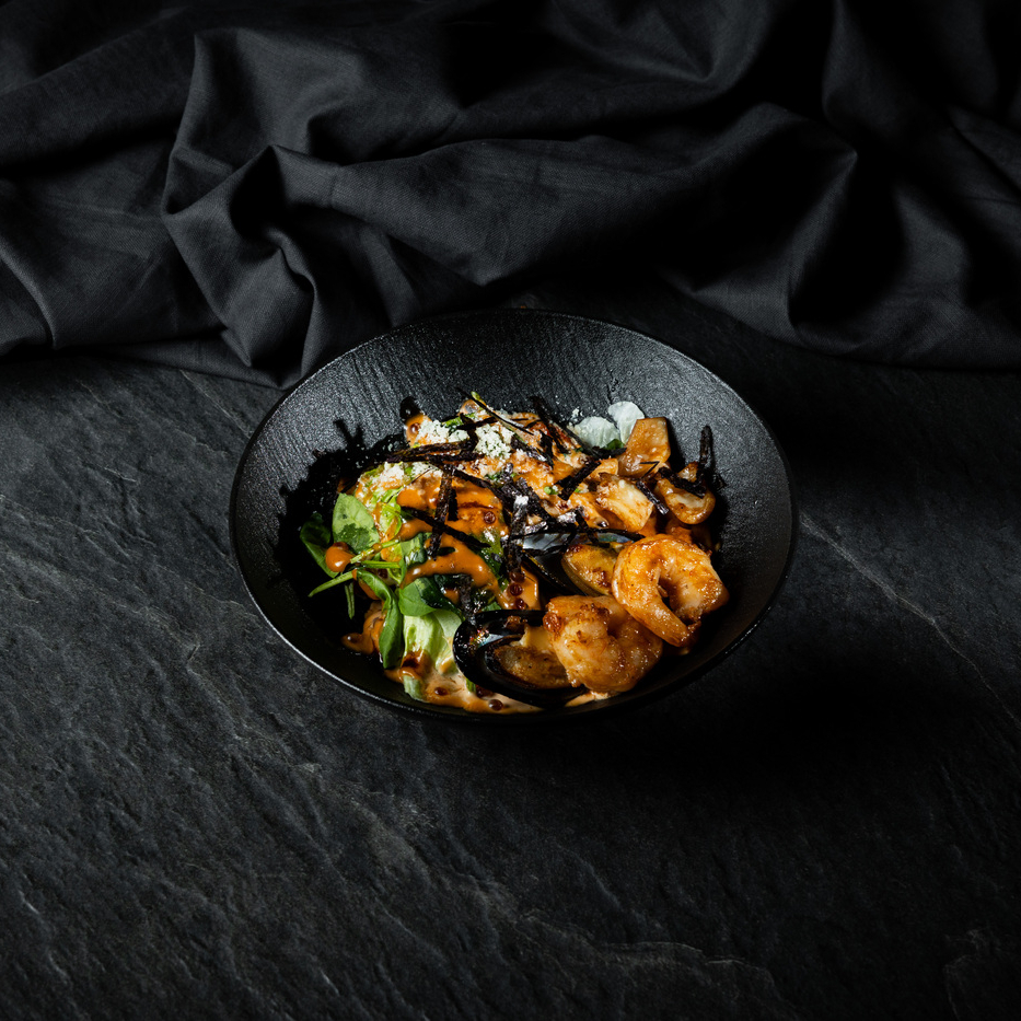 С морепродуктами и соусом тобико