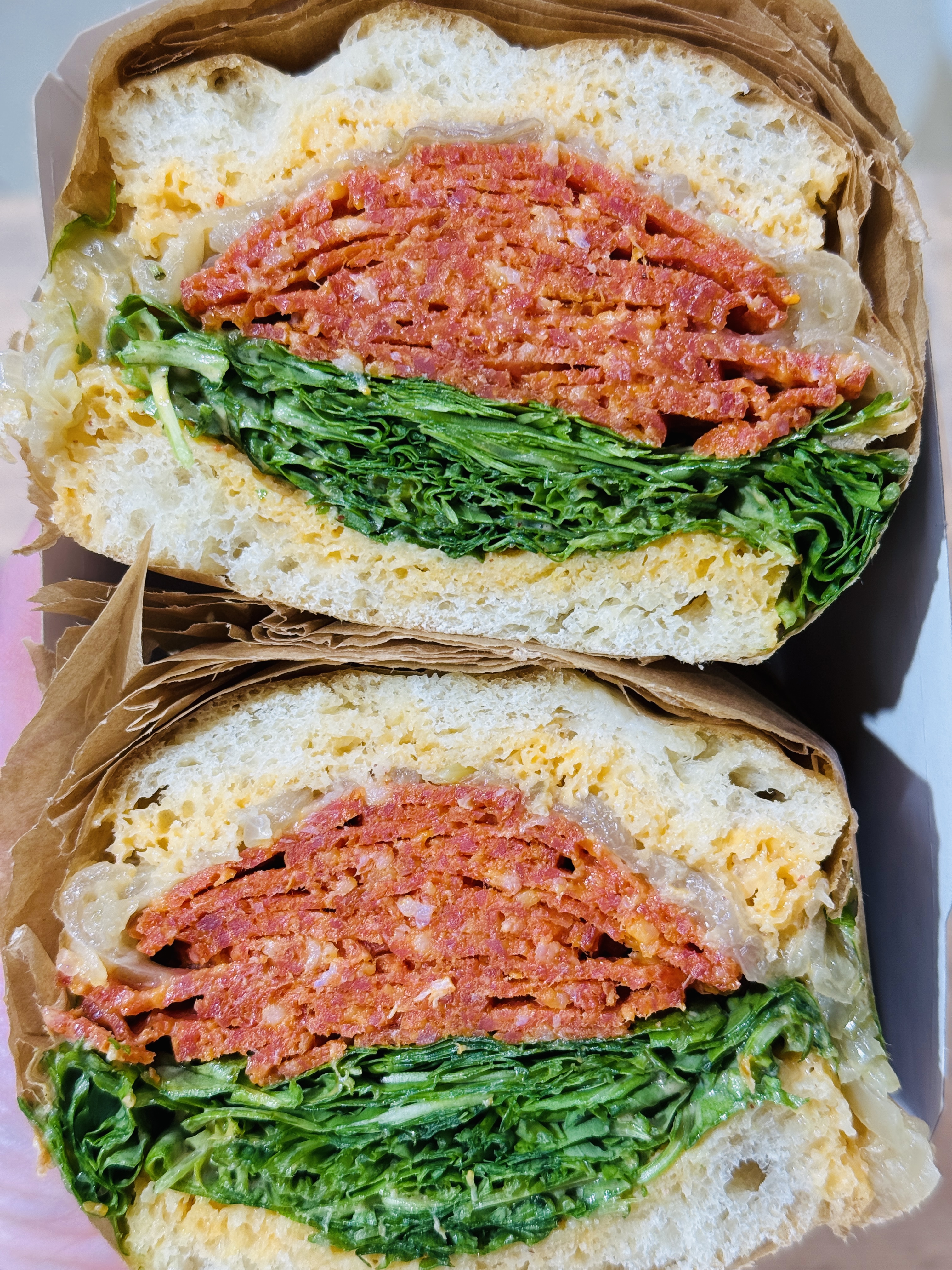 Сэндвич с пепперони и соусом ромеско