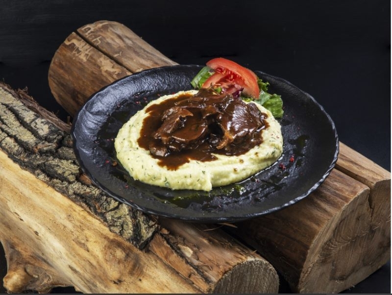 Говяжьи щечки с картофельным пюре