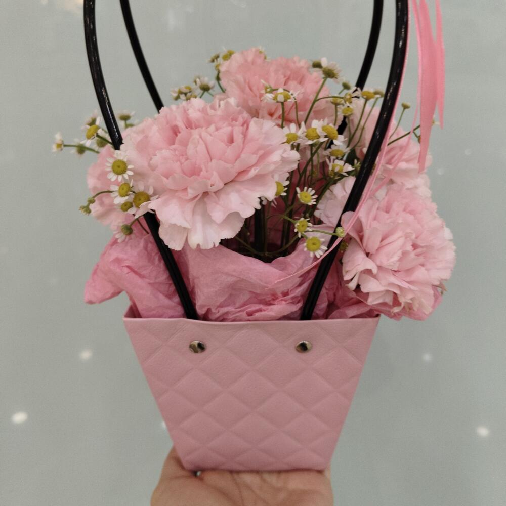 Диантусы с танацетумом в сумочке