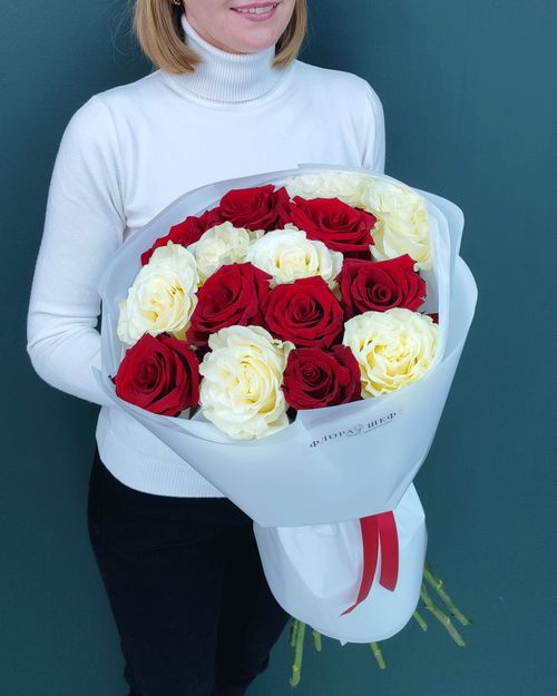 Красные и белые розы, 15 шт