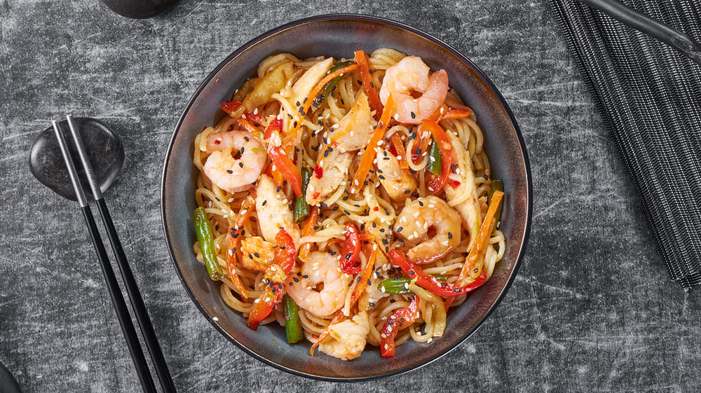 Вок С курицей и креветкой в соусе Чили