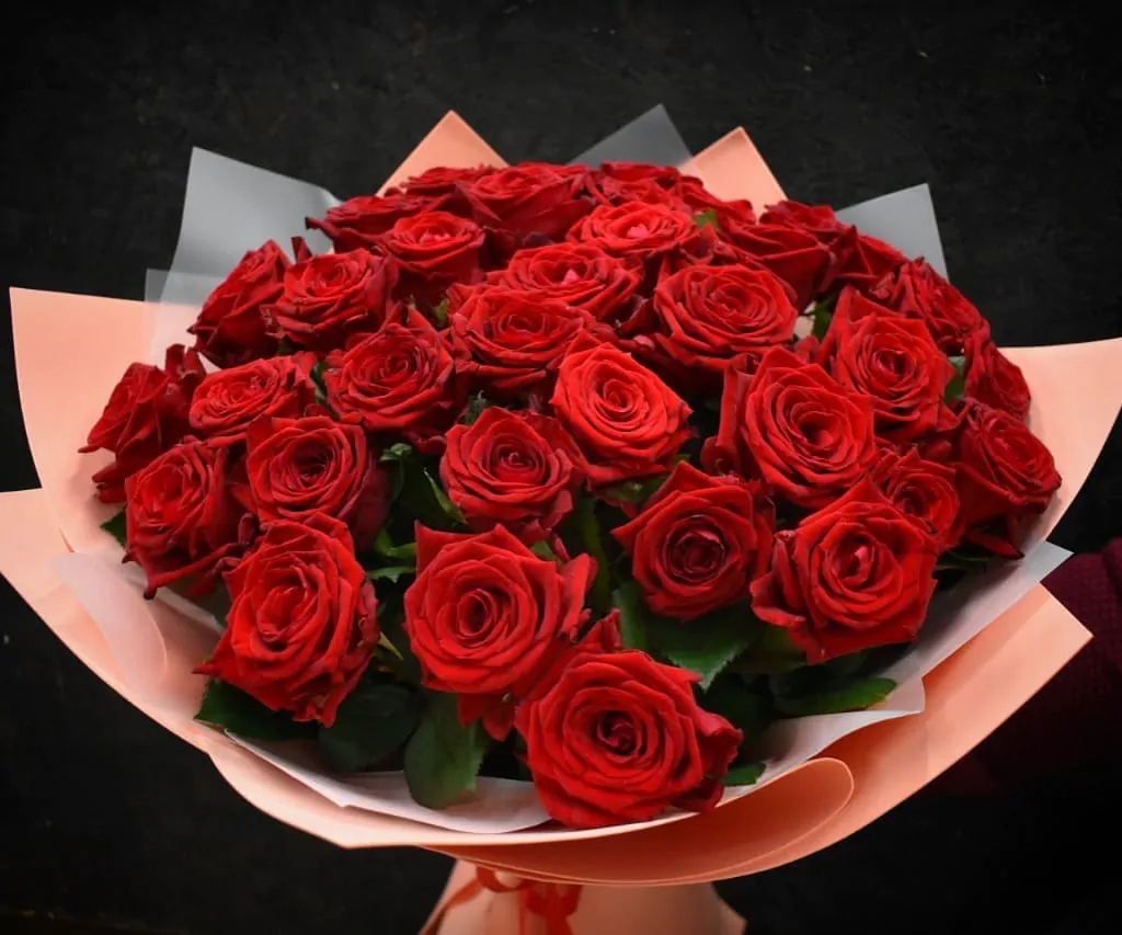 Букет из 31 розы 50-55 см в оформлении
