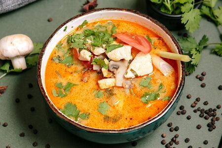Том ям с курицей, кальмар. и рис.лапшой