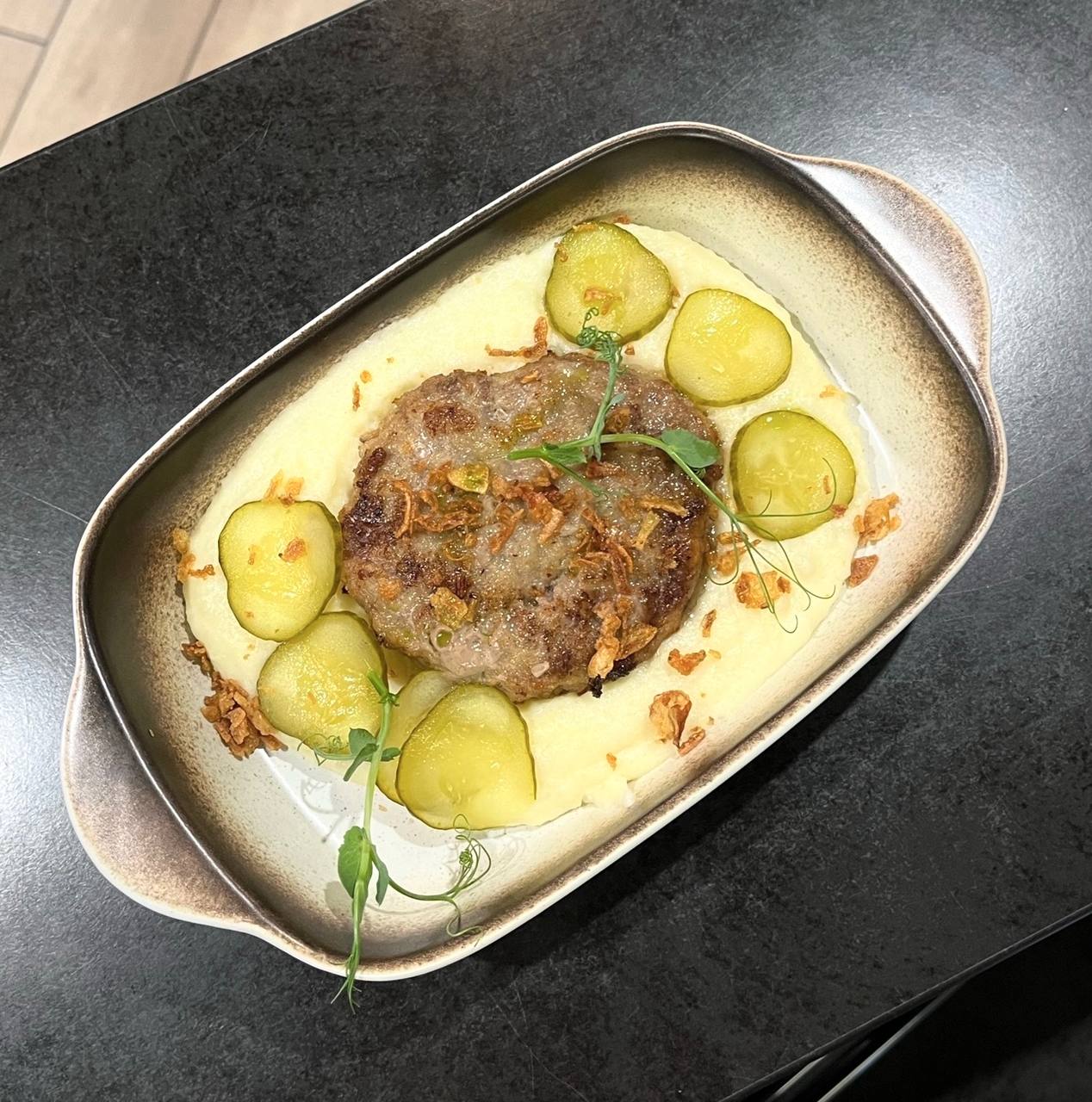 Мясная котлета со сливочным пюре
