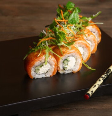 Запеченный ролл Карамельный с лососем