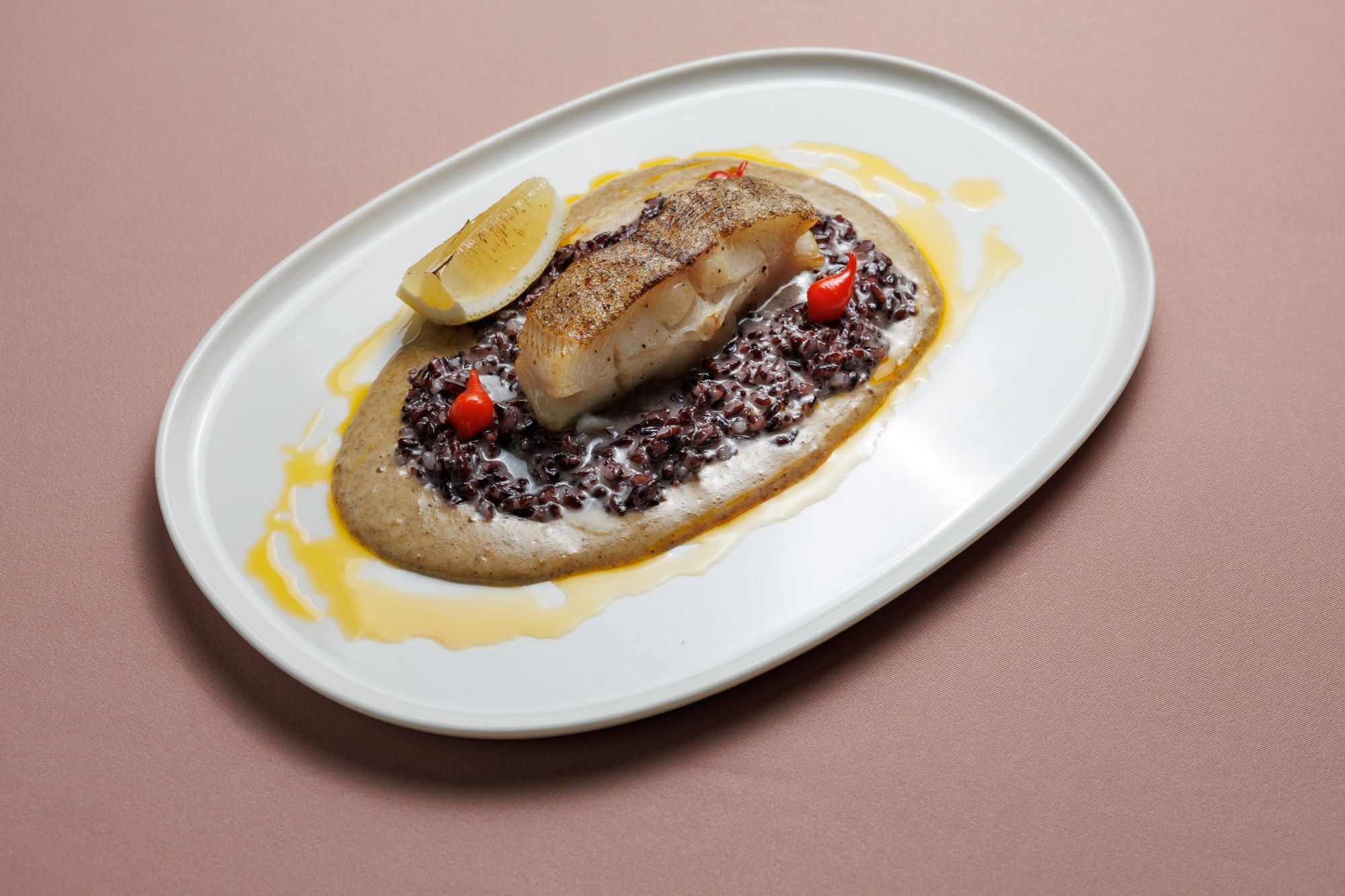 Палтус с рисом неро и трюфельным соусом