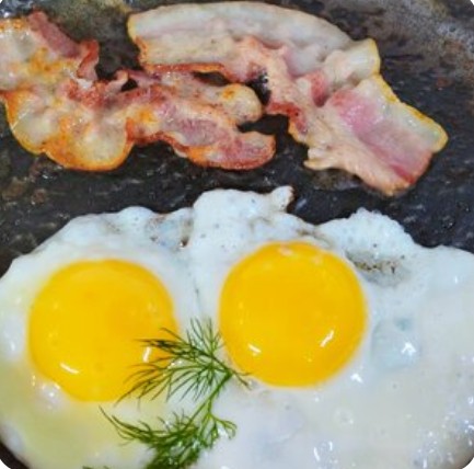 Глазунья из двух яиц с беконом