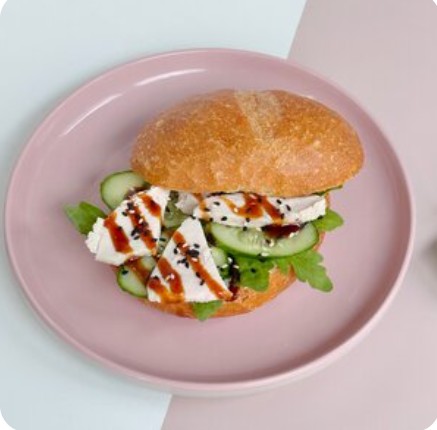 Австрийский завтрак с куриной грудкой су-вид и гуакамоле