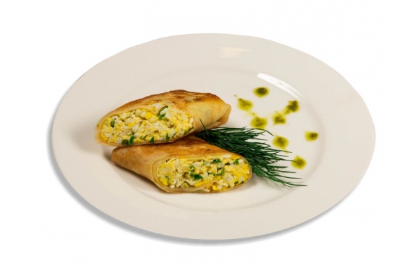 Блинчик с яйцом и зеленым луком