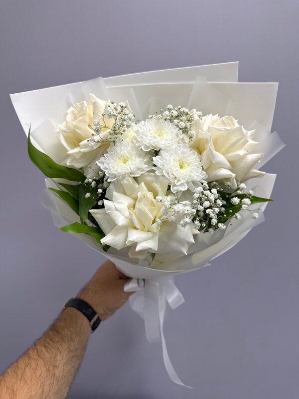Букет из белых французских роз с хризантемой и гипсофилой