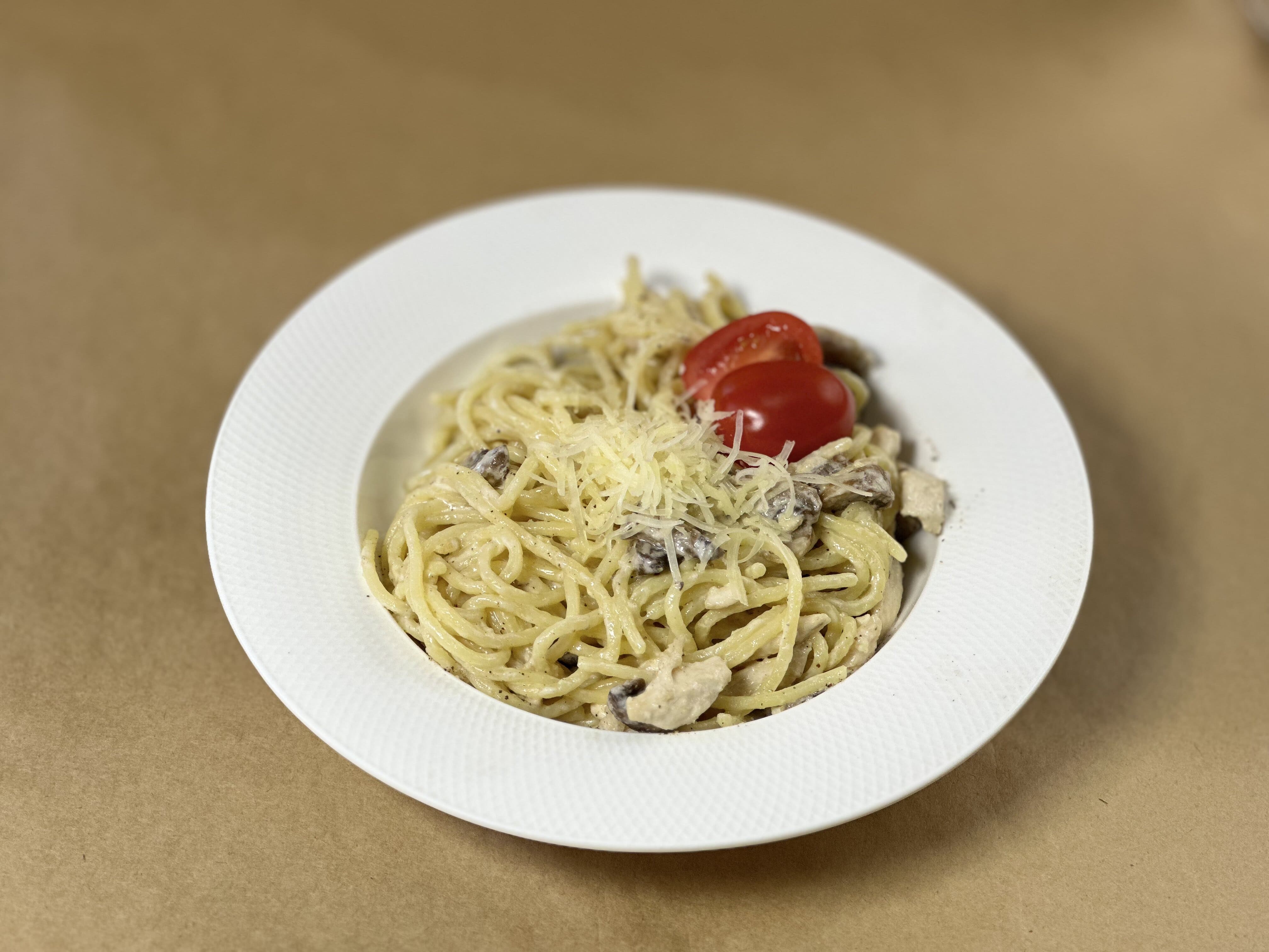 Паста с курицей и грибами