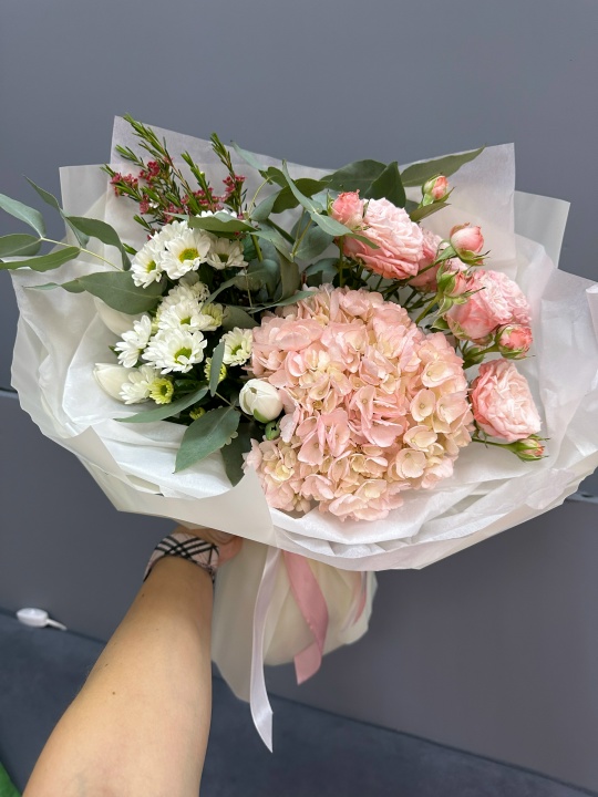Пышный букет с гортензией и пионовидными розами