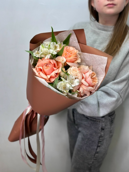 Пионовидная роза Кахала с белой альстромерией и кустовой кремовой розой