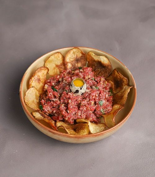 Тартар из говядины с соусом сальса верде