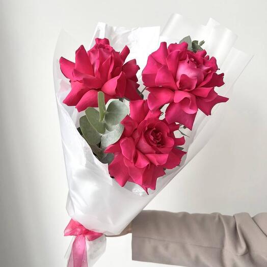 Букет-комплимент «Ажур» из французских роз и эвкалипта