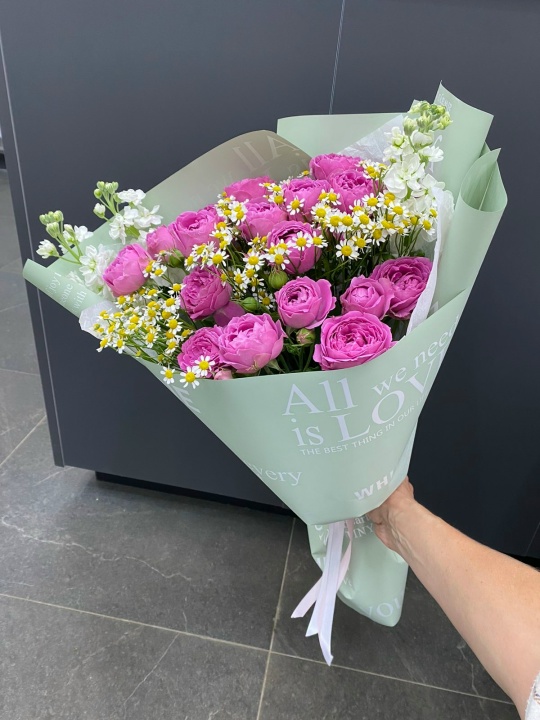 Ароматный букет с розами и ромашками