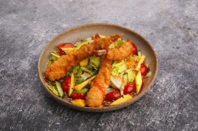 Салат с креветками и манго