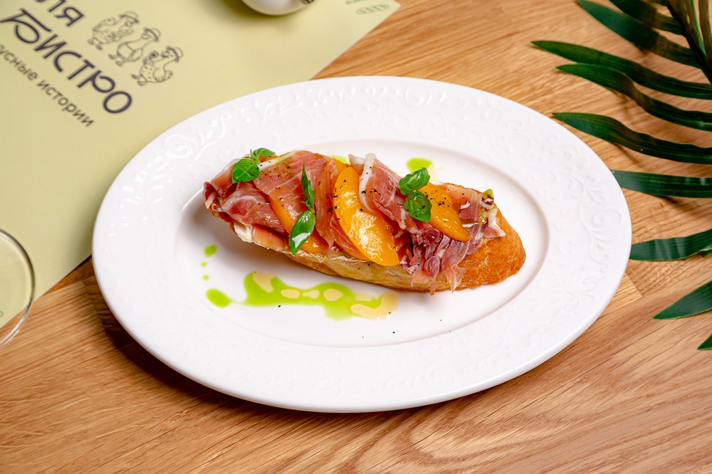 Брускетта с хамоном и персиком