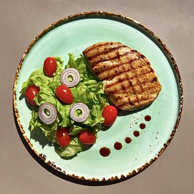 Куриная грудка на гриле с печеными томатами