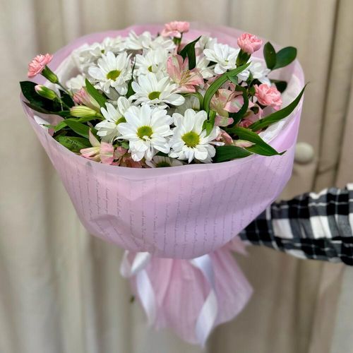 Букет цветов: ромашковые хризантемы, альстромерии, диантусы (б1892)